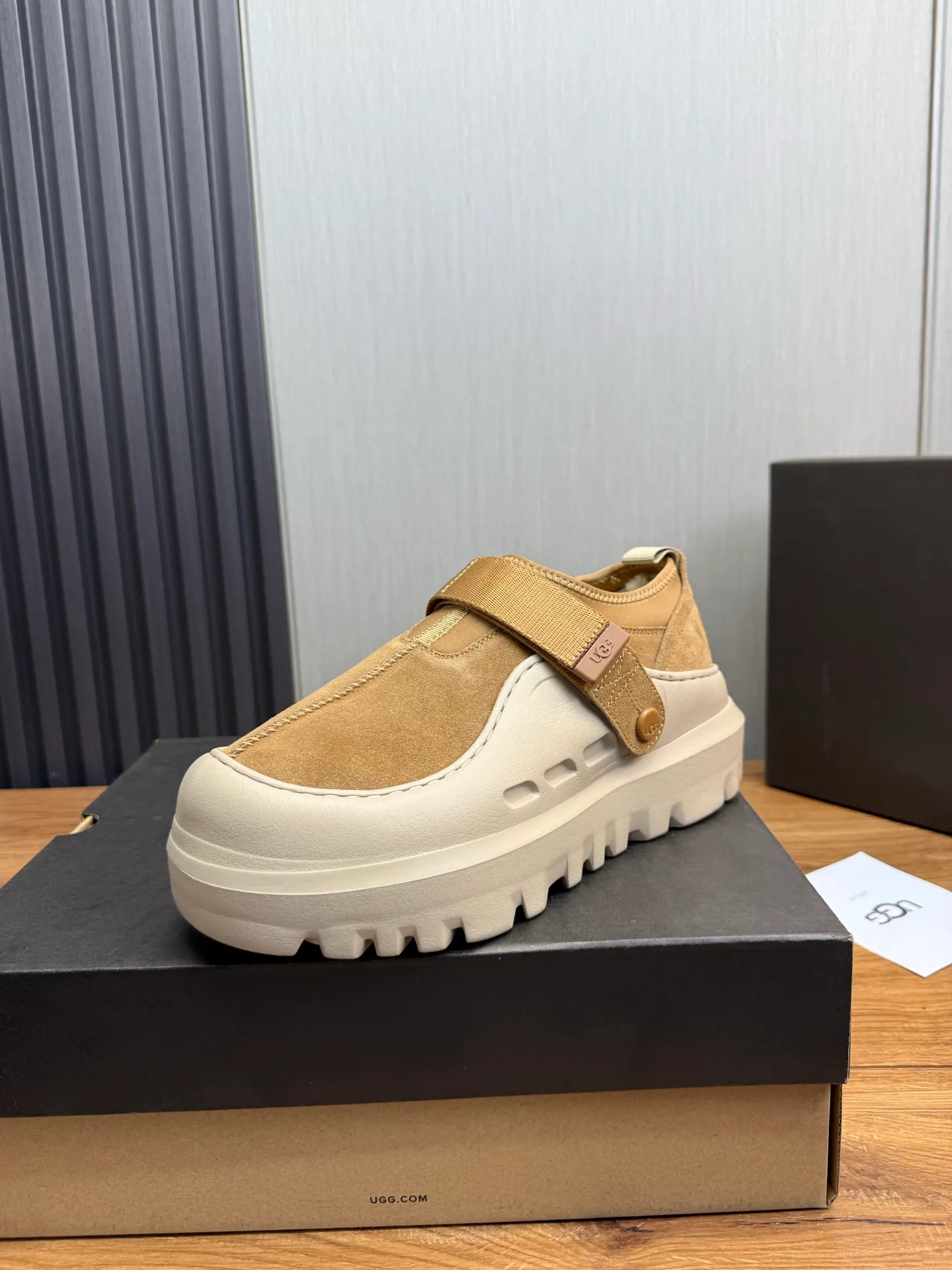 Men's shoes💰580💰Couples💖 New UGG fur integrated men's simple and fashionable snow boots. The most worth buying at the end of this year are warm casual shoes. Whether you are out and about at home, their comfortable and warm performance will be your most suitable fashion companion! The material is cowhide upper and imported wool is used inside. Warm and comfortable! The eva+ rubber patch outsole is cushioned, non-slip and wear-resistant, and has good elasticity. It is light and wear-resistant, comfortable and soft, and the new simple cut is more fashionable. It has both practicality and fashion sense, so you no longer have to worry about how to match it in winter, while still maintaining your fashionable taste. High-quality genuine wool. Look at the details for the material! Size: 35-40-41-42-43-44-44 sneaker size
